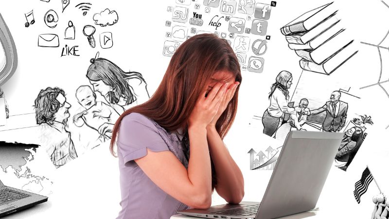 Eine Fotomontage mit einer Frau, die vor dem Computer sitzt und die Hände vor das Gesicht hält. Im Hintergrund prasseln die Stressfaktoren als Grafiken auf sie ein