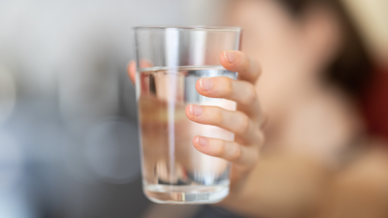 Um Blasenentzündungen vorzubeugen, sollten Sie täglich etwa zwei Liter Wasser oder ungesüßten Tee trinken