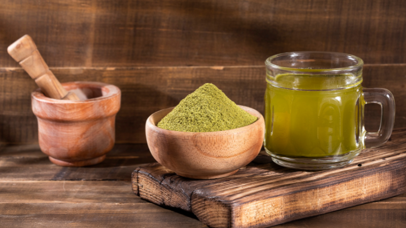 Moringa Pulver kann in Getränke, aber auch in Müsli oder Joghurt eingerührt werden