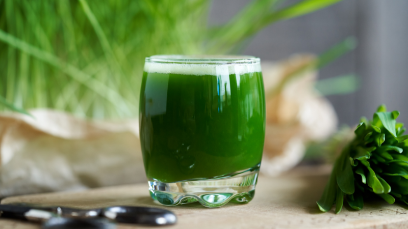Ein Smoothie mit Gerstengraspulver, der in einem Glas serviert wird.
