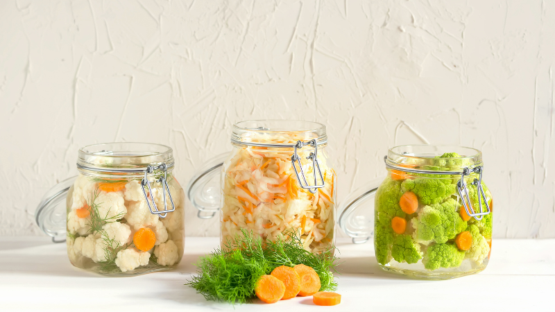 Fermentiertes Gemüse in Gläsern haltbar gemacht.