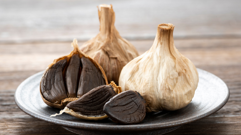 Knoblauch wird duch die Fermentation schwarz und verstärkt seine Wirkstoffdichte um ein Vielfaches