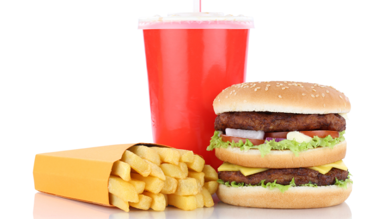 In Fastfood, Junkfood und Softdrinks ist besonders viel Zucker enthalten.