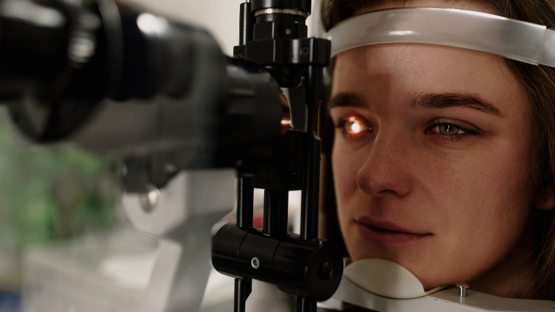 Diagnosetools für Hornhauttrübung, wie ein Augenuntersuchungsgerät - hier eine Spaltlampe.