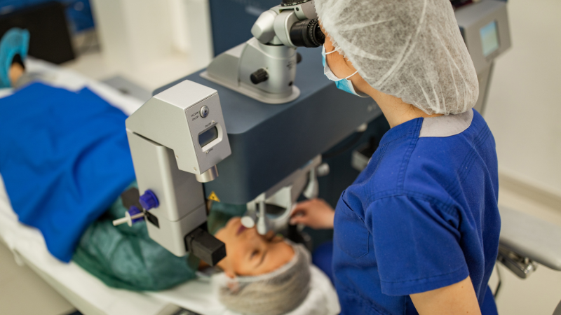 Die phototherapeutische Keratektomie (PTK) ist eine spezielle Laserbehandlung, die insbesondere für die Entfernung von Narben und oberflächlichen Erkrankungen der Hornhaut geeignet ist.