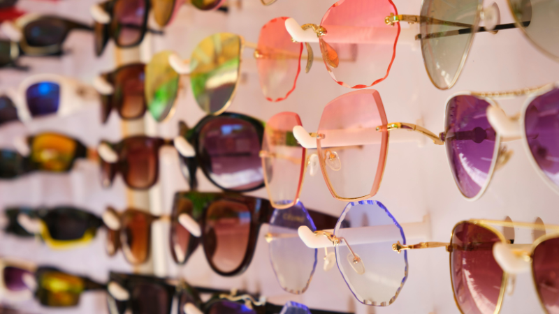 Eine Sonnenbrille mit UV-Schutz kann zur Augengesundheit nachhaltig beitragen.