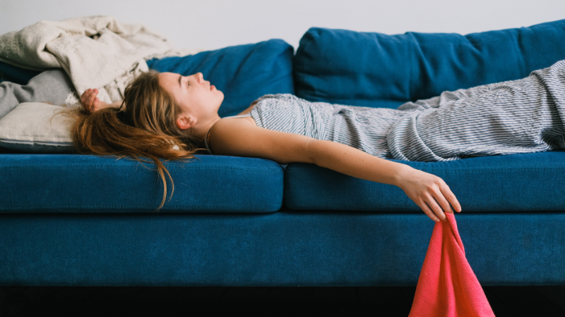 Betroffene mit CFS sind müde, antriebslos und körperlich geschwächt, oft begleitet von Muskelschmerz.