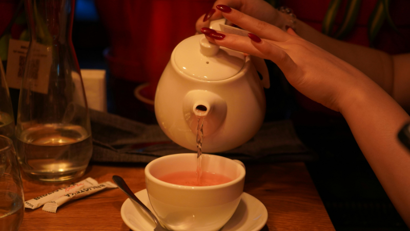 Eine Teekanne mit Lapacho-Rinde im Inneren wird gerade frisch aufgegossen