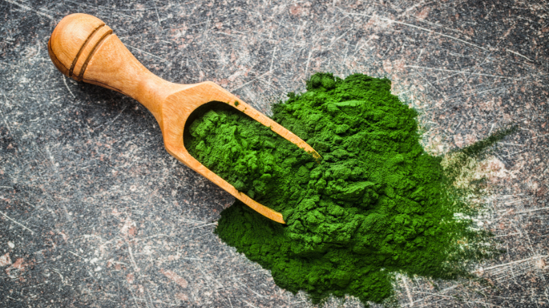 Algen in Pulverform lassen sich am besten in die tägliche Nahrungsaufnahme integrieren.